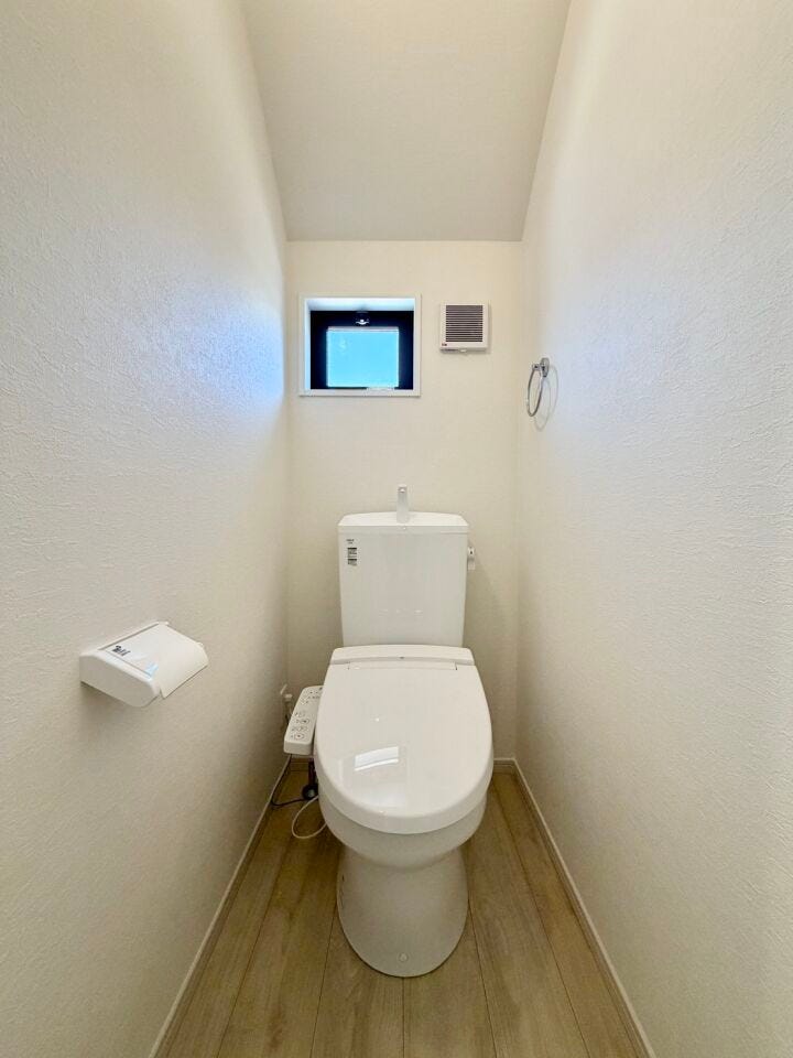 〈2階トイレ〉お手入れしやすい温水洗浄便座で、毎日快適♪