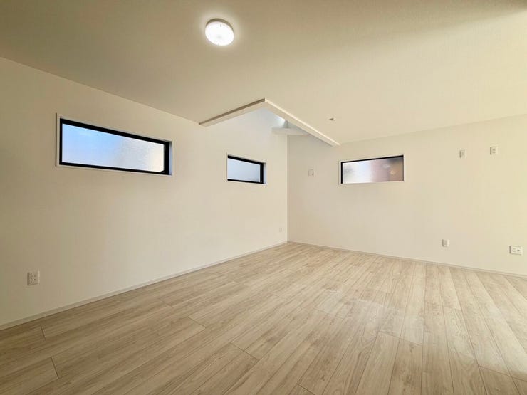 吹抜け仕様により、明るく開放的なリビング♪窓の位置が高いので、家具配置がしやすいのも◎