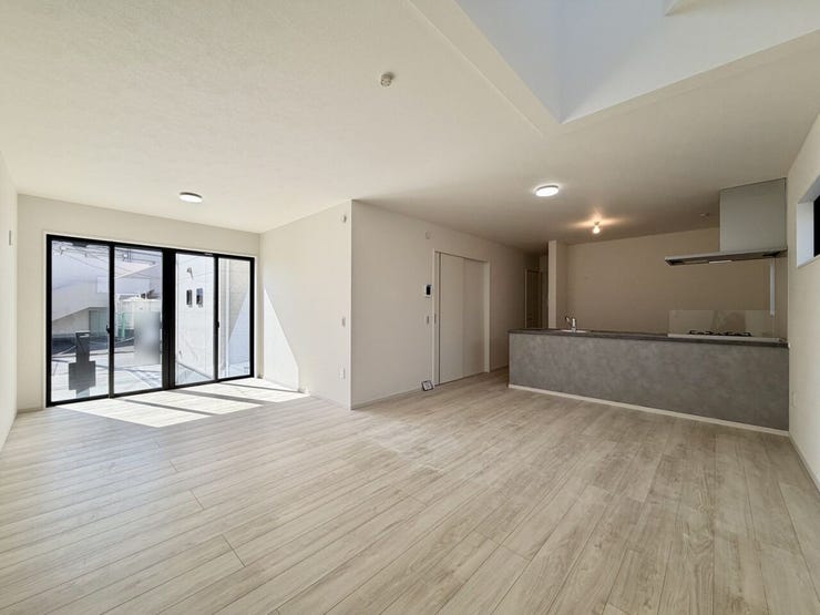 【リビング】
大きな掃き出し窓からたっぷりと陽光が差し込む、明るく開放的なリビング♪通りに面していない為、外からの視線が気になりません◎