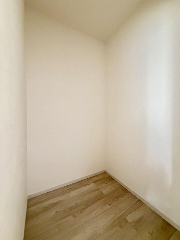 〈リビング収納〉このままでもお使い頂けますが、ご希望があれば棚やハンガーパイプも弊社で取付可能です♪お気軽にお問合せ下さい!