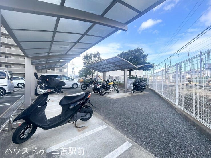 《バイク置き場》