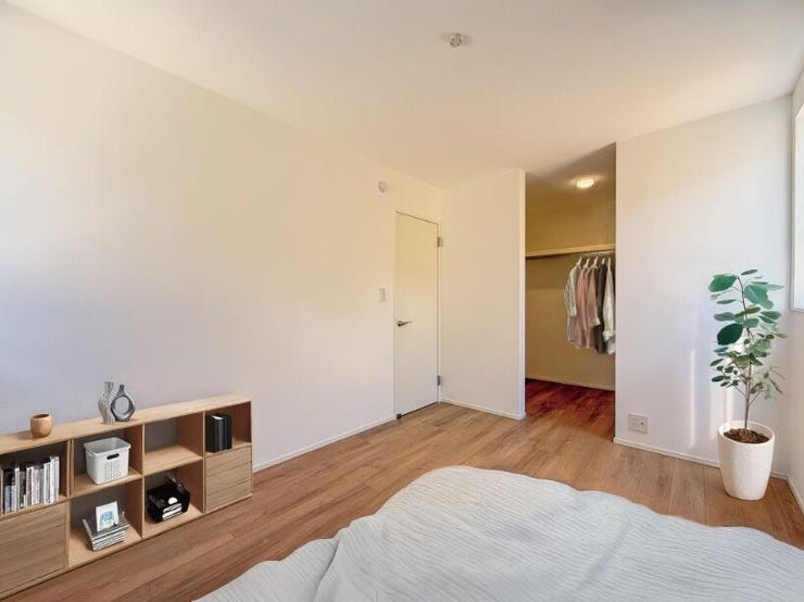 居室(8帖)+WIC
8帖の主寝室は、WIC付きで収納力も抜群。衣類や小物をすっきりまとめられ、部屋を広々使えます。動線もスムーズで、朝の身支度や片付けがしやすい、暮らしやすい一室です。