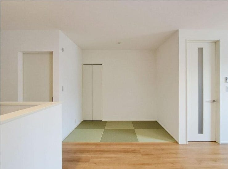 収納付きタタミコーナー(3帖)
リビングの一角にあるタタミコーナーは、くつろぎやお昼寝スペースとして大活躍。
WIC付きだから、将来は平屋暮らしもできそうですね。
※WICには建具はありません。