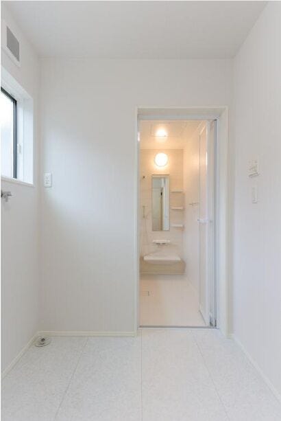 ドライルーム兼脱衣室
物干し金具つき。毎日のお部屋干しもラクラクです。