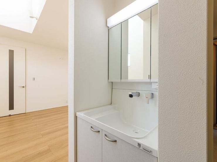 ハウステック製洗面化粧台
お手入れしやすい排水口と壁付水栓で家事ラク。三面鏡裏・キャビネット収納つき。