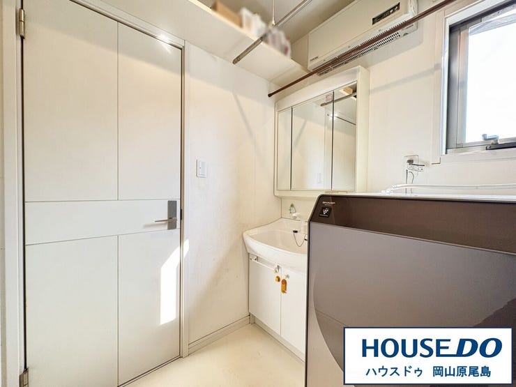 洗面脱衣所は、三面鏡タイプのシャンプードレッサーを完備!ミラー裏に収納でき、生活感なくすっきり♪