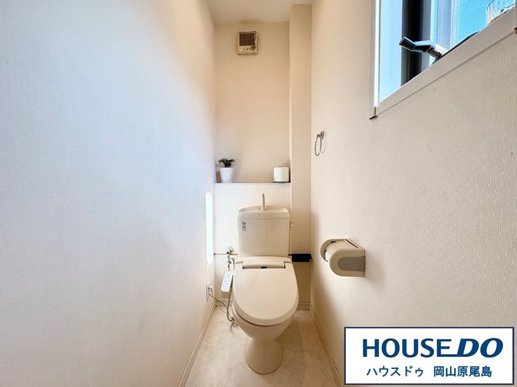 トイレは1階と2階に配置、清潔感のある温水洗浄便座です。