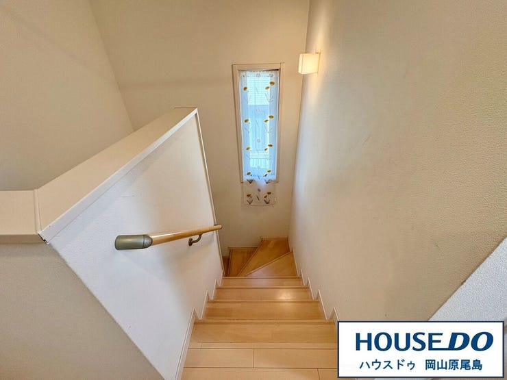 手摺り付きで子供さんの往来も安心です!明るい窓からの自然光が、階段を優しく照らし、開放感のある空間を演出します。