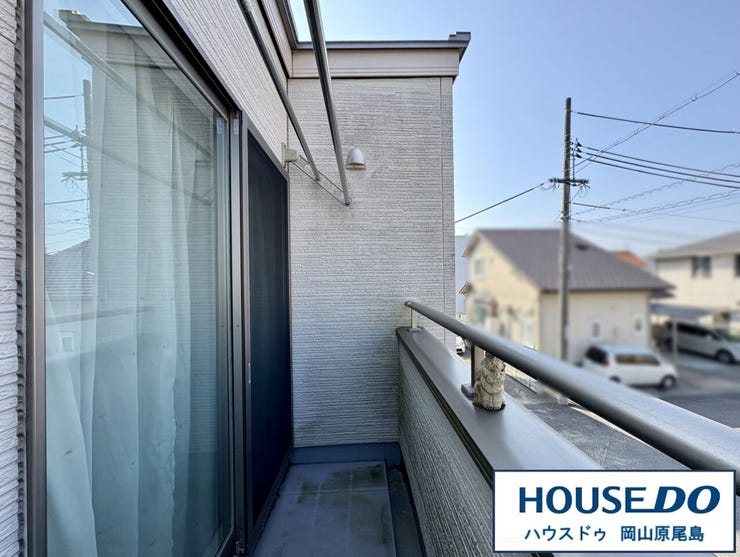 陽当り良好なバルコニーには、洗濯物干しに便利な竿かけも完備しています◎