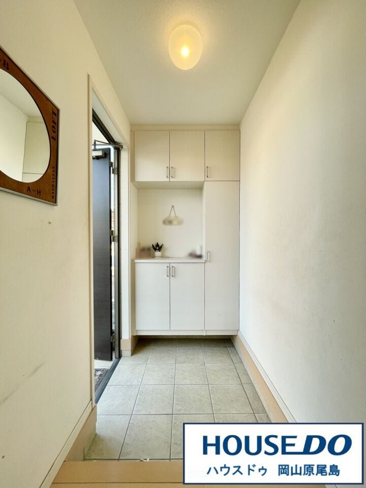 人を迎え入れる最初の場所だからこそ、清潔感がある空間にして頂ける様にゆとりあるシューズボックスを設置しました。おでかけの時も帰った時も、「我が家」を最初に感じでもらえる素敵な空間に♪