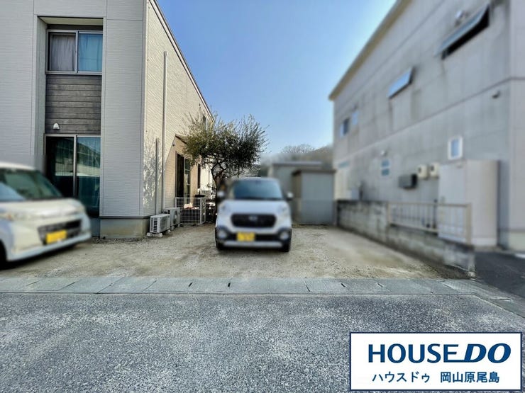 駐車は敷地南側と西側に3台可能となっております!