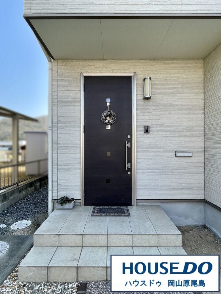 屋根付きなので、雨の日も傘の開閉や鍵の出し入れ時も濡れずに快適♪