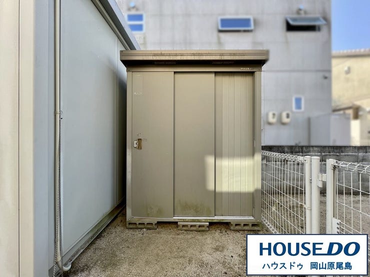 アウトドアグッズなどもすっきり収納可能な物置あり!玄関周りを清潔感ある空間に保てます♪