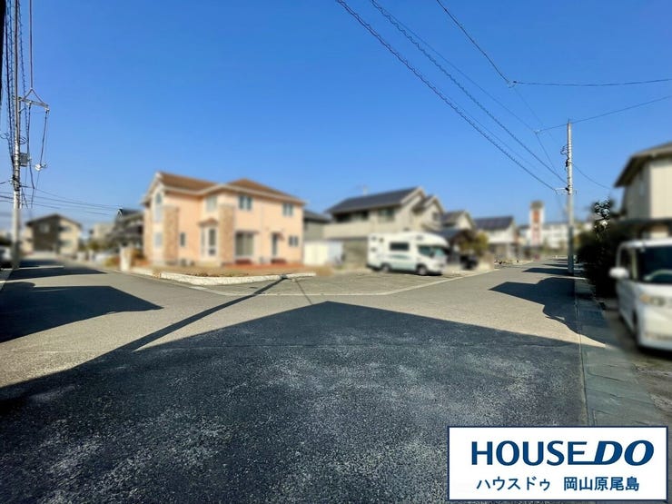 西側前面道路は約6mのゆとりある広さの幅員で、車の出し入れも安心です。