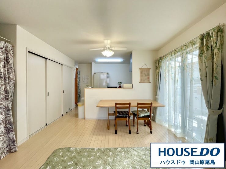 【リビング】
家族が集まるリビングは、キッチンからもリビングが見渡せるため、どこに居ても家族を感じ、会話もはずみますね♪