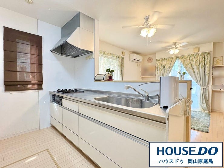 対面式のキッチンで、会話をしながらお子様のリビング学習を見守りながらお料理が捗りそうです♪