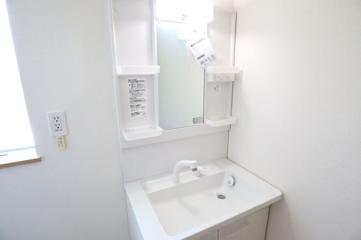 洗面所 同仕様
シャワー付き洗面化粧台♪
朝の身支度も楽々♪