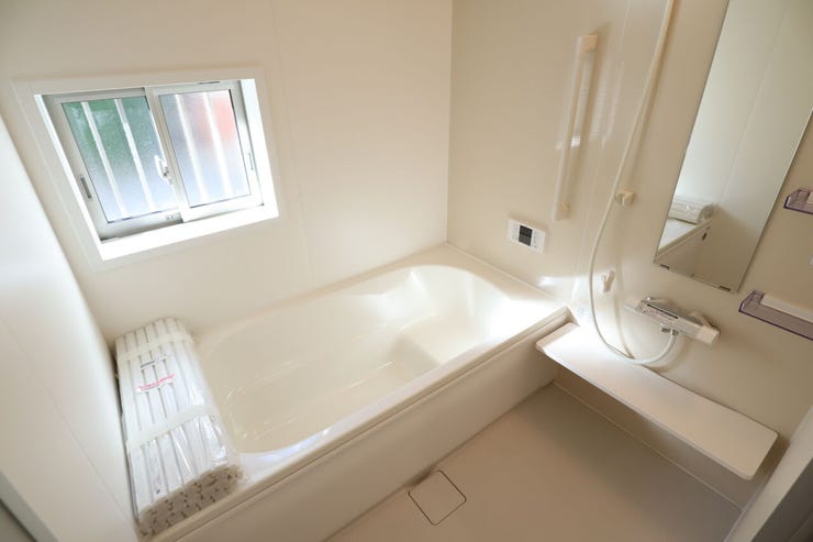 浴室 同仕様
ゆったりくつろげるバスルーム♪
小窓付きで換気もバッチリです♪