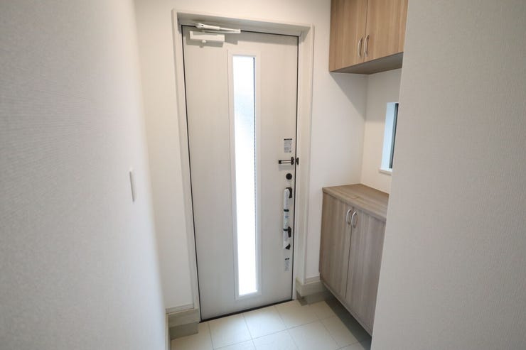 玄関 同仕様
シューズボックス付きの玄関♪
玄関がスッキリとお使いいただけます♪