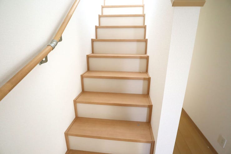 階段 同仕様
小さなお子様からご年配の方まで安心の手すり付き階段♪