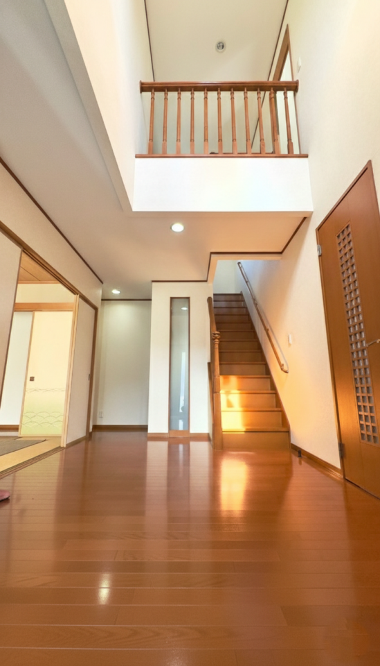 吹き抜けのある玄関は、日当たりも良好です!
※こちらの写真は家具等を消す加工を行っております。