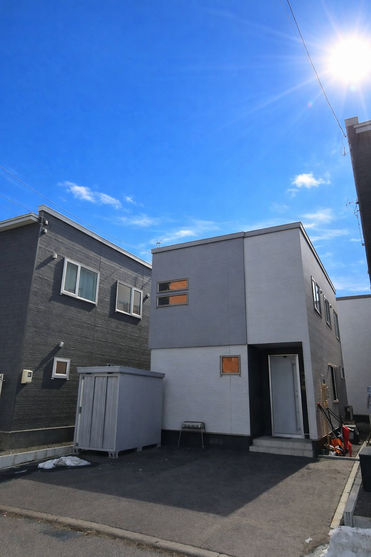 【外観】
《外観写真》
ホワイト×グレーのおしゃれな外観です。
物置や駐車スペースも確保しています。