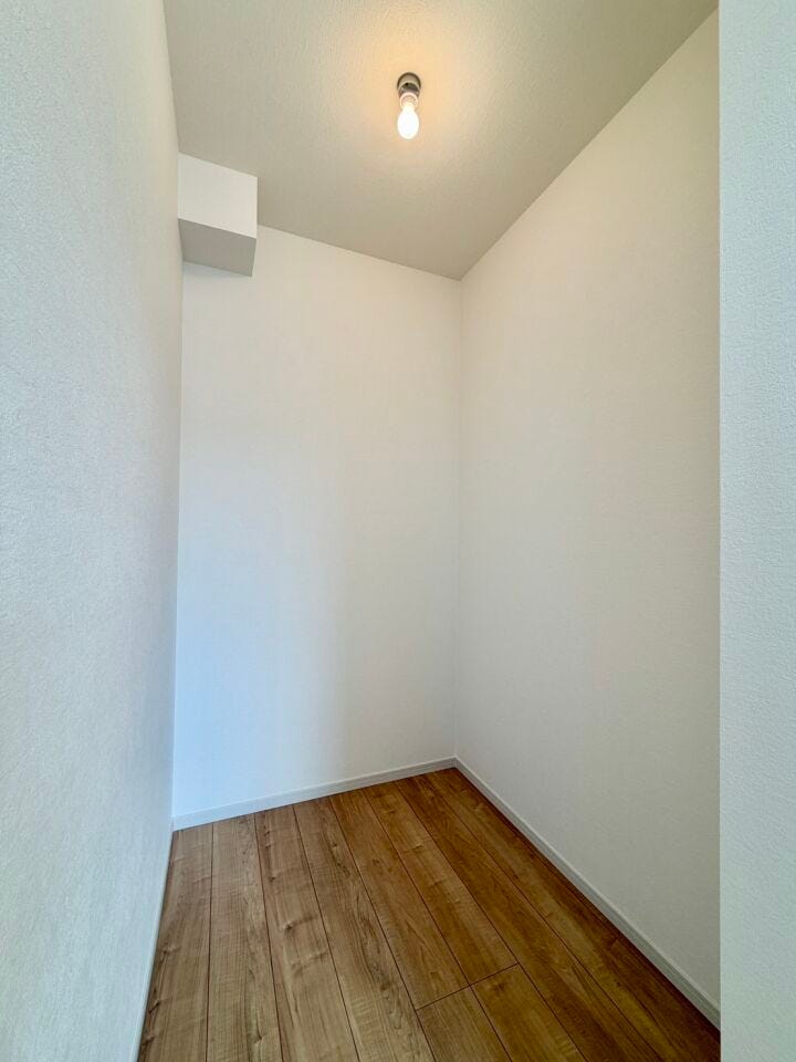 奥行きのあるウォークインクローゼットは、季節物の衣類もスッキリ収納できます♪