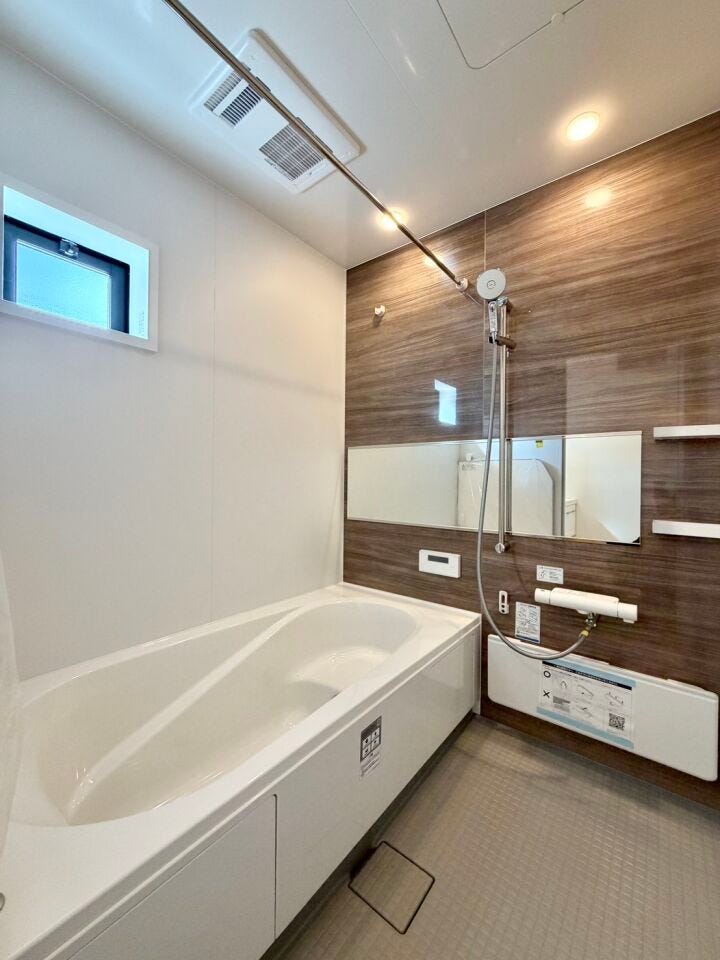 広々1坪タイプのゆったり浴室♪明るい色調のユニットバスで日ごろの疲れを癒しましょう♪