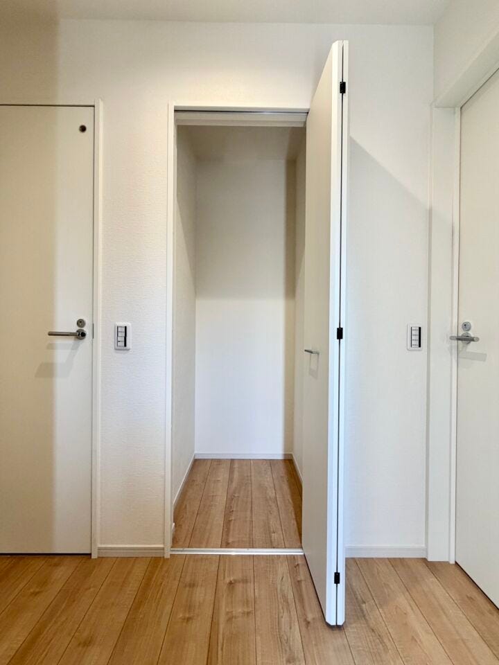 〈玄関収納〉掃除用具入れなどにもお使い頂けますが、玄関入口近くにありますので、中には入れたくないけど外に出しっぱなしにしておきたくないものの収納に最適です!