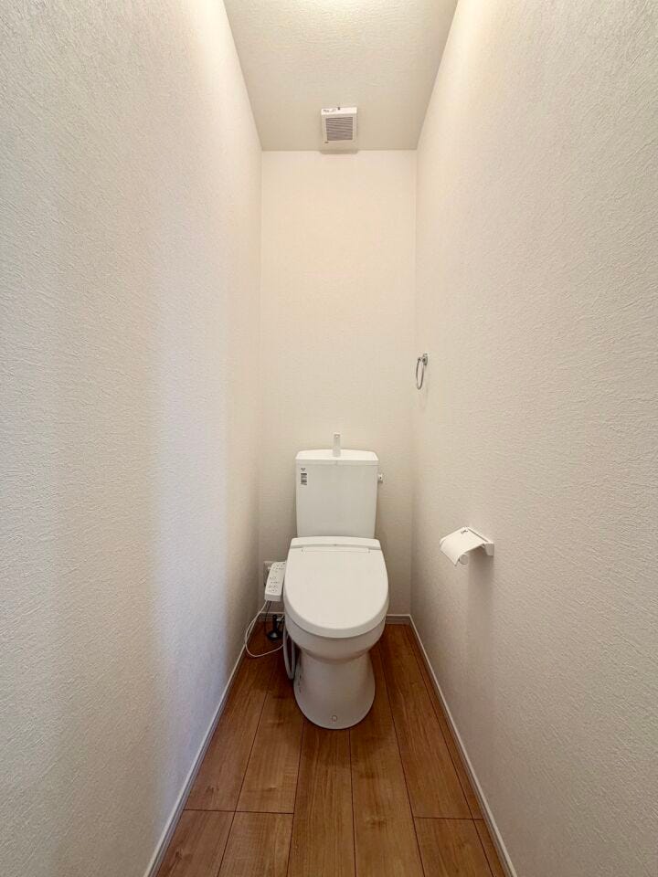 〈1階トイレ〉お手入れしやすい温水洗浄便座で、毎日快適♪