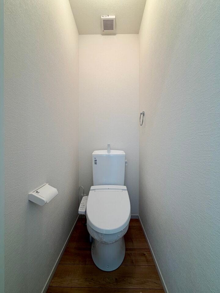 〈2階トイレ〉お手入れしやすい温水洗浄便座で、毎日快適♪