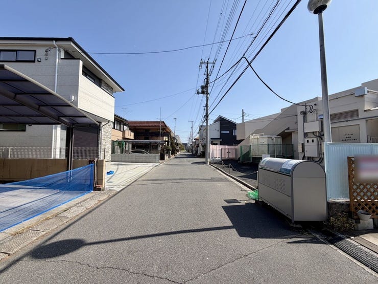 前面道路は約6mで駐車もラクラク♪