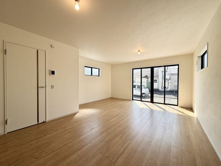 【リビング】
大きな掃き出し窓からたっぷりと陽光が差し込む、明るく開放的なリビング♪