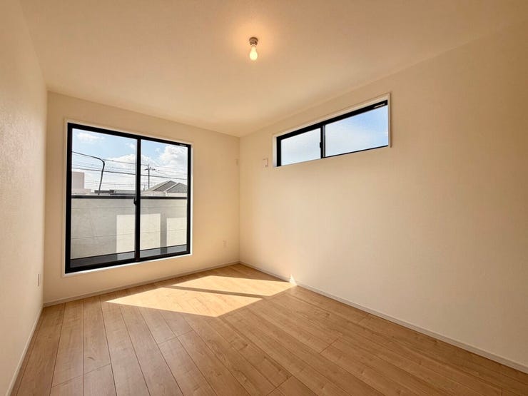 〈7.8帖〉※WIC含む
バルコニーに面した明るい洋室が気分をリラックスさせます♪