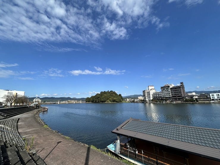 徒歩1分、三隈川沿いの散策