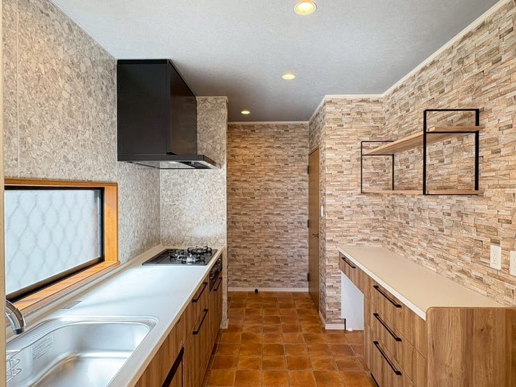 大きな窓からたっぷりの光が差し込む、開放感抜群のリビングです!
石目調のアクセント壁がおしゃれ!まるでお店のようなキッチンです