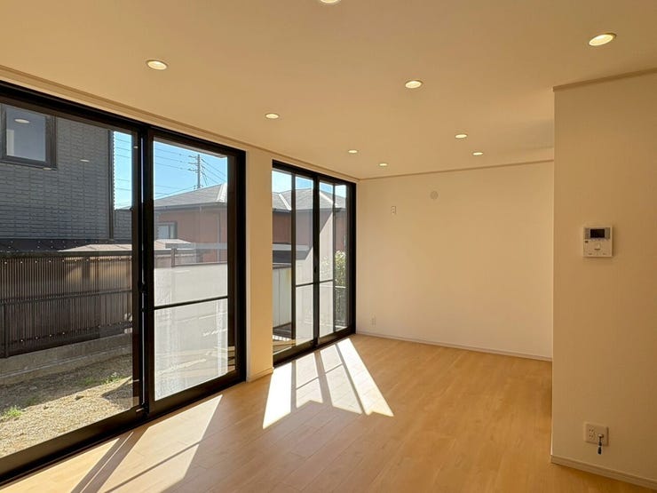 窓が多く配置され、家全体に光と風を取り込める設計になっています。