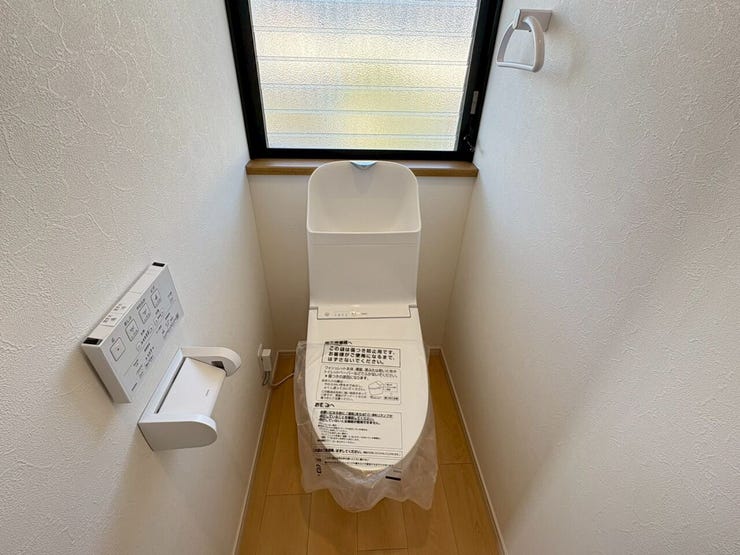 トイレは窓付きで換気もバッチリ。清潔感のある空間です。