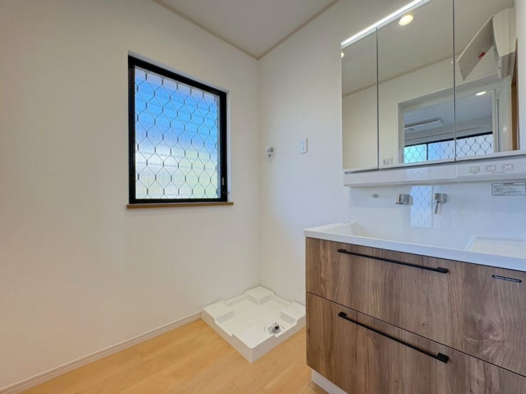 三面鏡タイプの洗面台。収納たっぷりで朝の支度もスムーズに!