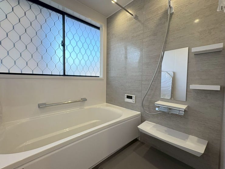 大きな窓のある明るいバスルーム。一日の疲れをゆったり癒やせます。