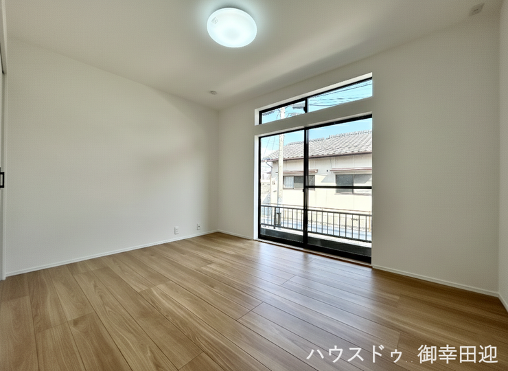 ■1階6.5帖洋室■寝室、書斎、趣味の部屋。家族の成長やライフスタイルに合わせ、様々な使い方ができる快適な空間です。