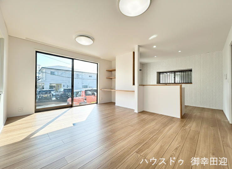 ■安らぎと笑顔の中心地■陽光が優しく降り注ぎ、会話が自然と弾む。ここでは、毎日が特別な時間へと変わります。