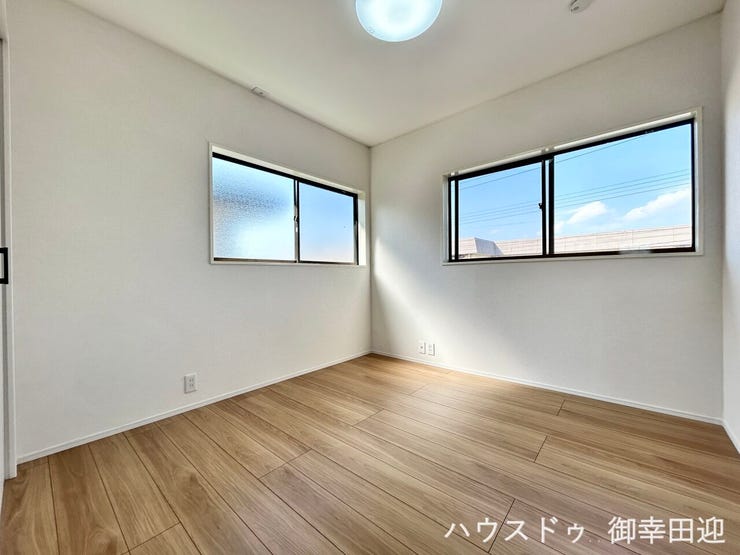 ■2階5.2帖洋室■寝室、書斎、趣味の部屋。家族の成長やライフスタイルに合わせ、様々な使い方ができる快適な空間です。