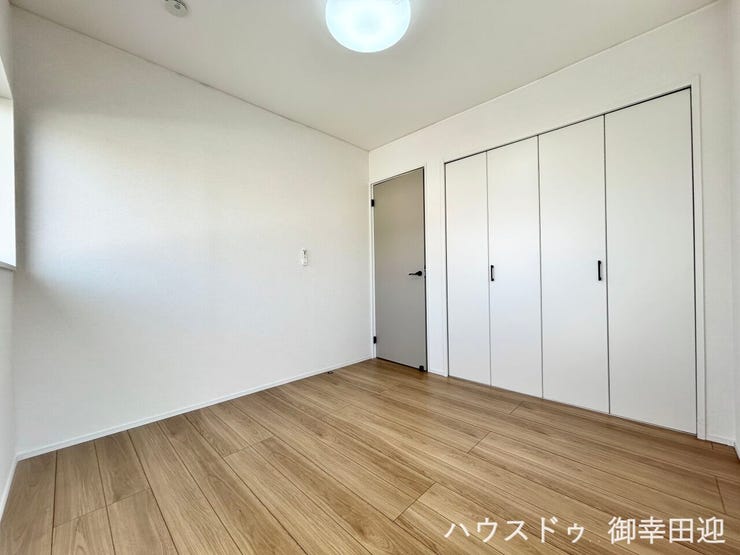 ■2階5.2帖洋室■寝室、書斎、趣味の部屋。家族の成長やライフスタイルに合わせ、様々な使い方ができる快適な空間です。