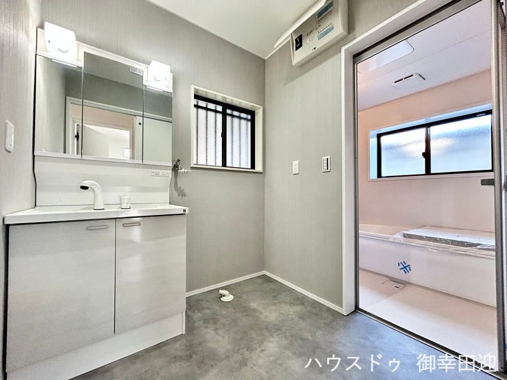 ■清々しいリフレッシュ空間■自分を磨き、気持ちを切り替える。心地よい光が差し込むプライベートスペース。