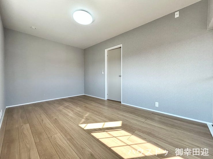 ■2階7.5帖洋室■寝室、書斎、趣味の部屋。家族の成長やライフスタイルに合わせ、様々な使い方ができる快適な空間です。