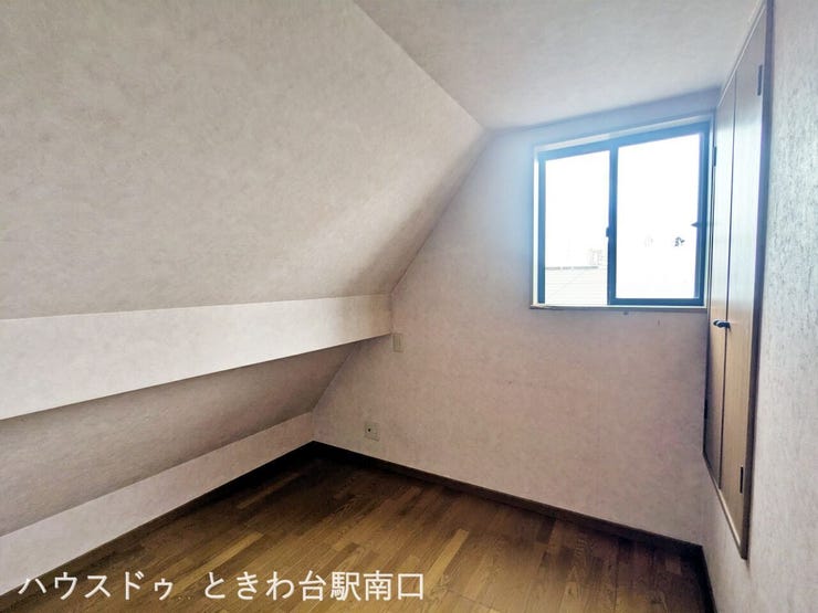 コンパクトな洋室。窓からの採光で明るく、収納付きで利便性も高い空間。趣味や在宅ワークにぴったりです。