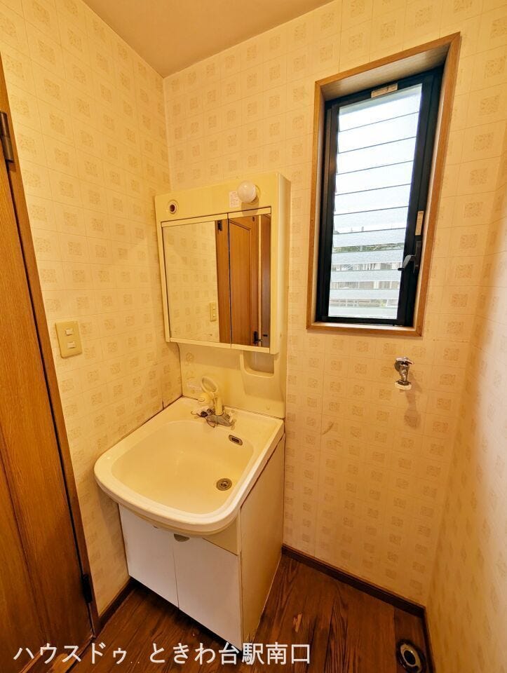 窓付きで明るい洗面スペース。収納付きの洗面台で日用品をすっきり整理可能。清潔感ある空間で身支度も快適に行えます。