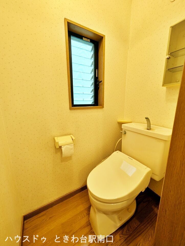 窓付きで換気しやすいトイレ空間。温水洗浄便座を備え、清潔で快適に使用可能。明るさと通気性に優れた安心の設備です。