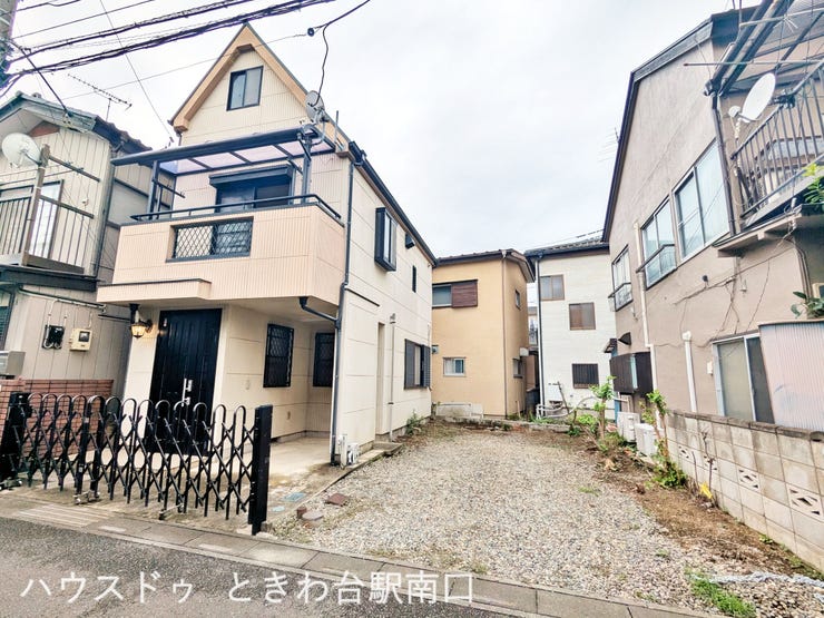 【外観】
普通車が2台入る駐車スペースがある、2階建の古屋付き売土地。採光性に優れたバルコニーと落ち着いた外観が魅力。生活利便性の高い立地で快適な暮らしを実現。